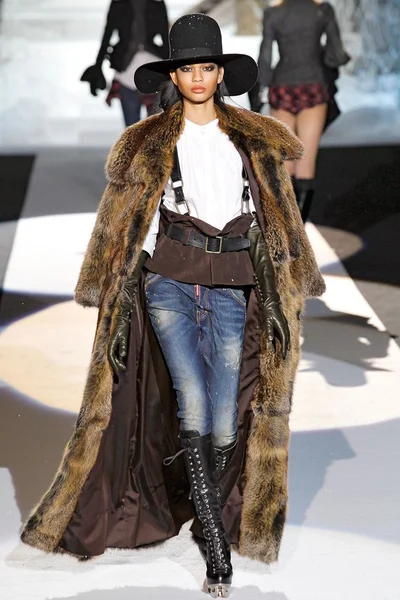 Look 10